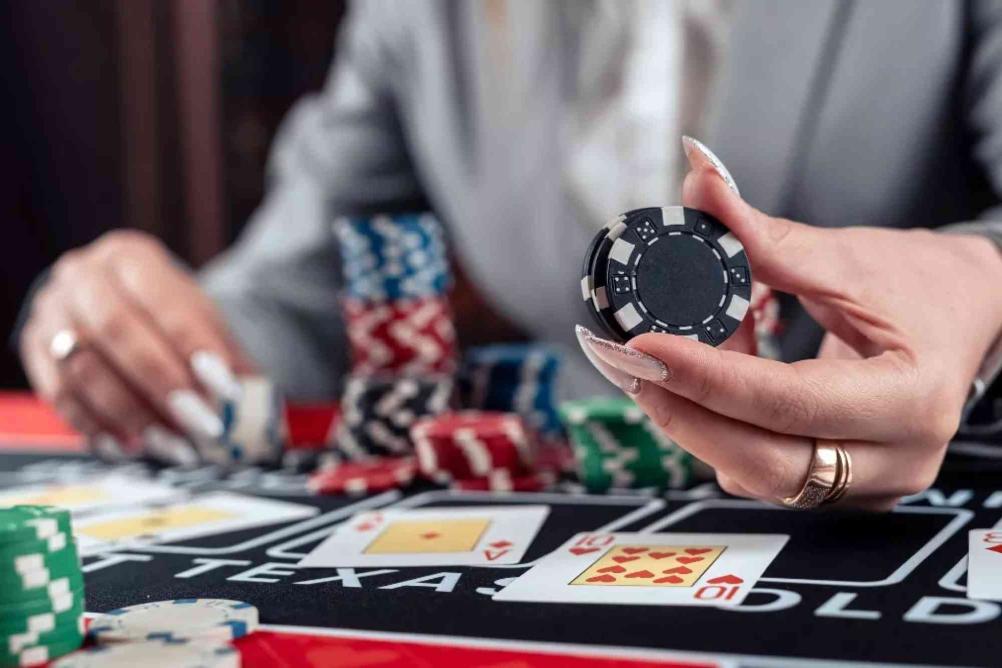 What Is the Difference Between Live Casino and Online Casino